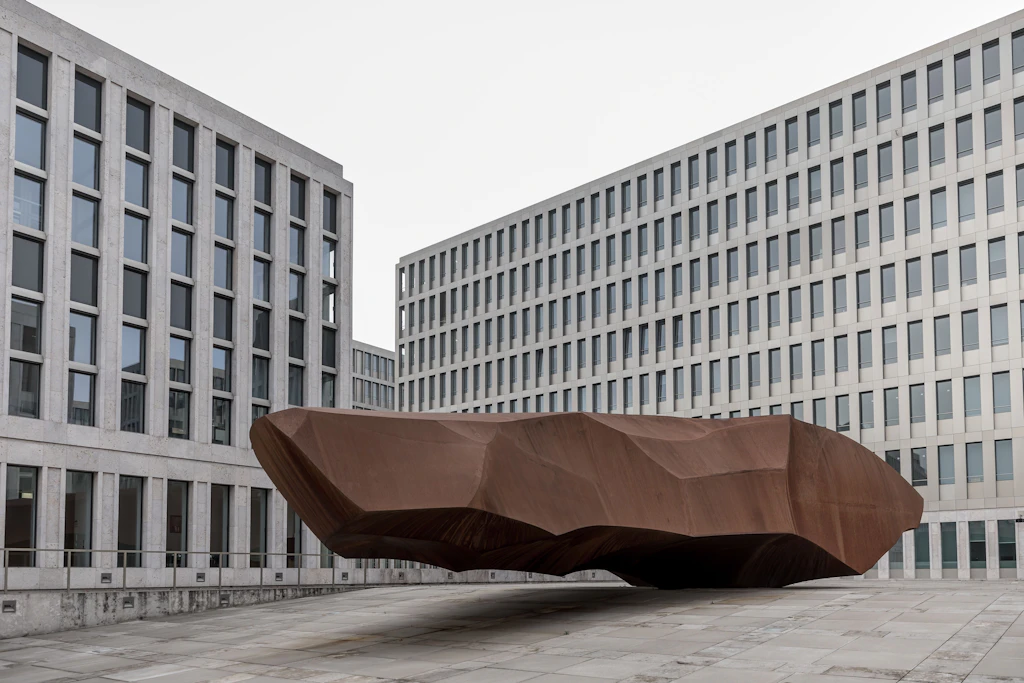 Geheimnisumwoben: der Monolith „Das Ding“ vor der Zentrale des Bundesnachrichtendiensts in der Berliner Chausseestraße