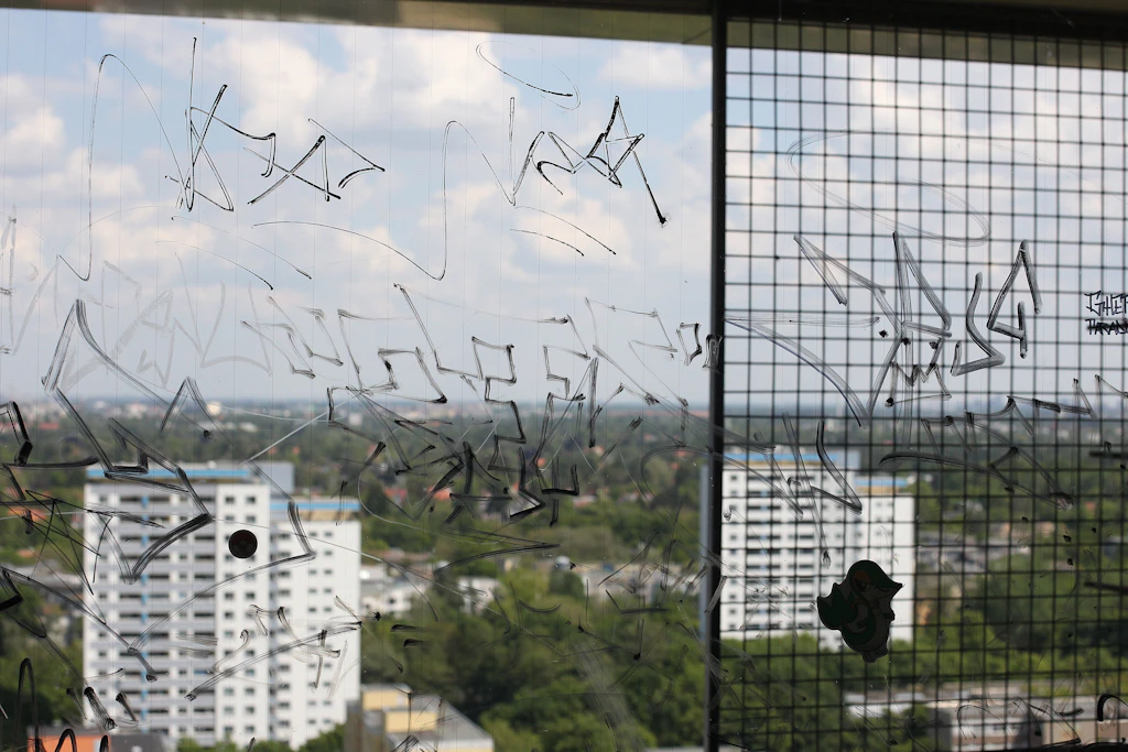 Samra rappt über seine Heimat, die Thermometersiedlung: „Fünfundvierzig Stiche in dein Zwerchfell, Clips in der Hermès-Sac, Kickdown Lichterfelde Richtung ‚Ich mach