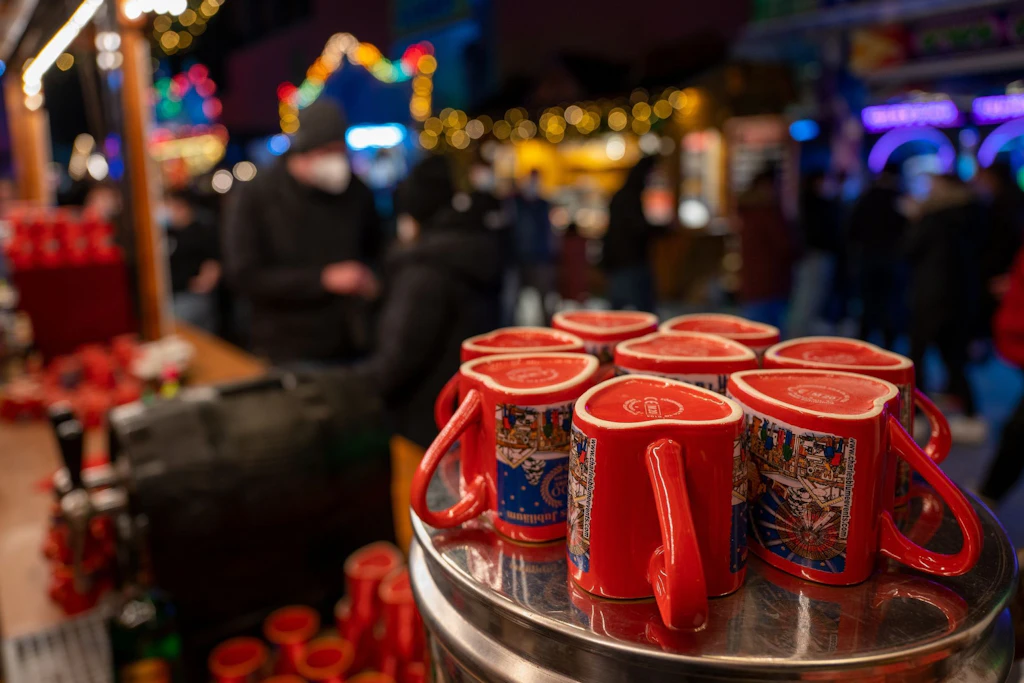 Die Stadt Rostock legt einen Mindestpreis für Glühwein fest.