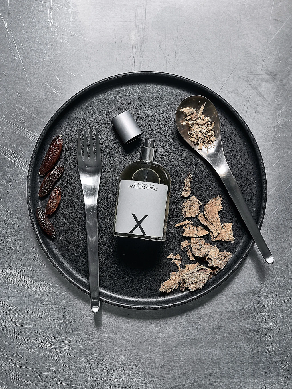 Mit Patchouli, Sandelholz und Tonkabohne ist „X“ zunächst süßlich, bevor der Duft eine dunklere, schwerere Note entfaltet.