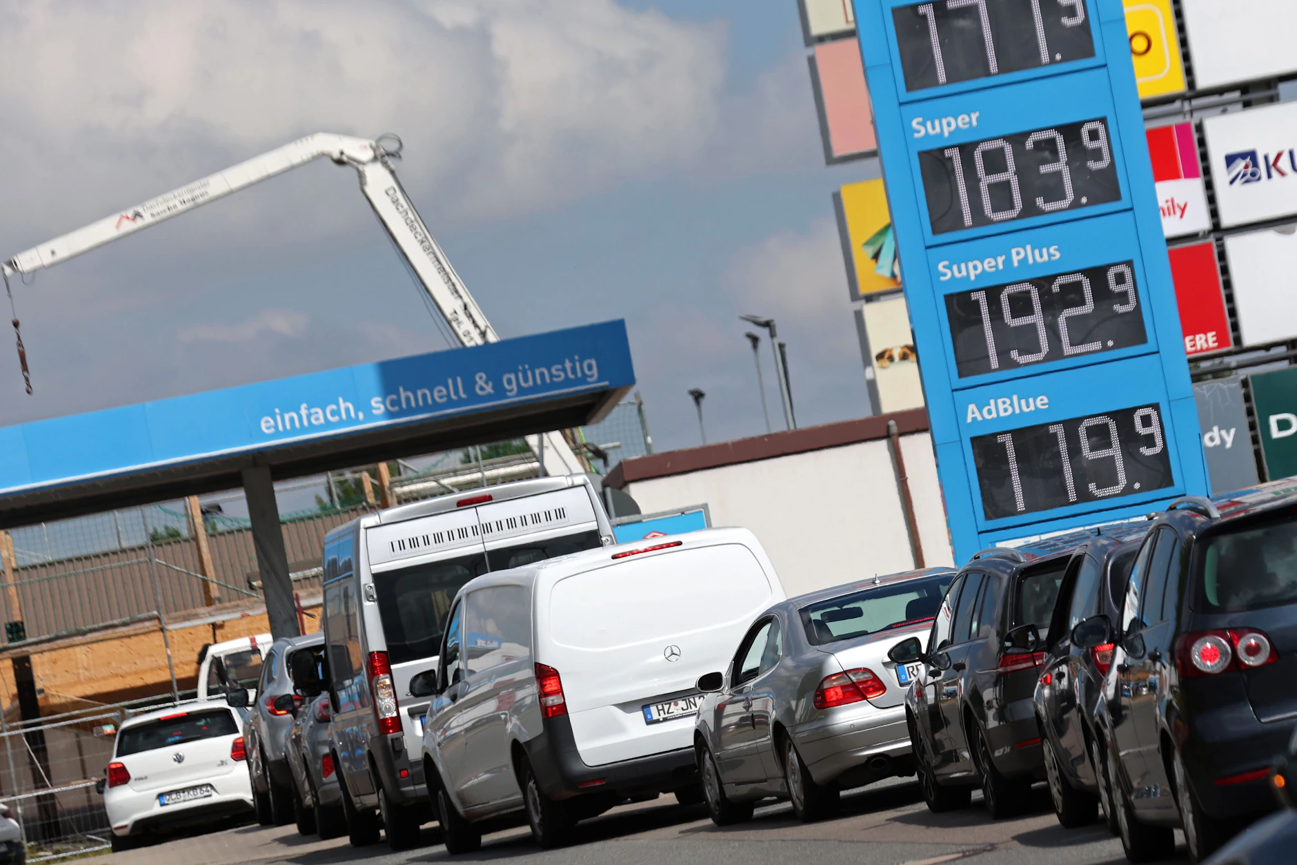 Vor Ende des Tankrabatts bildeten sich Ende Juni an vielen Tankstellen in Deutschland noch einmal lange Autoschlangen.