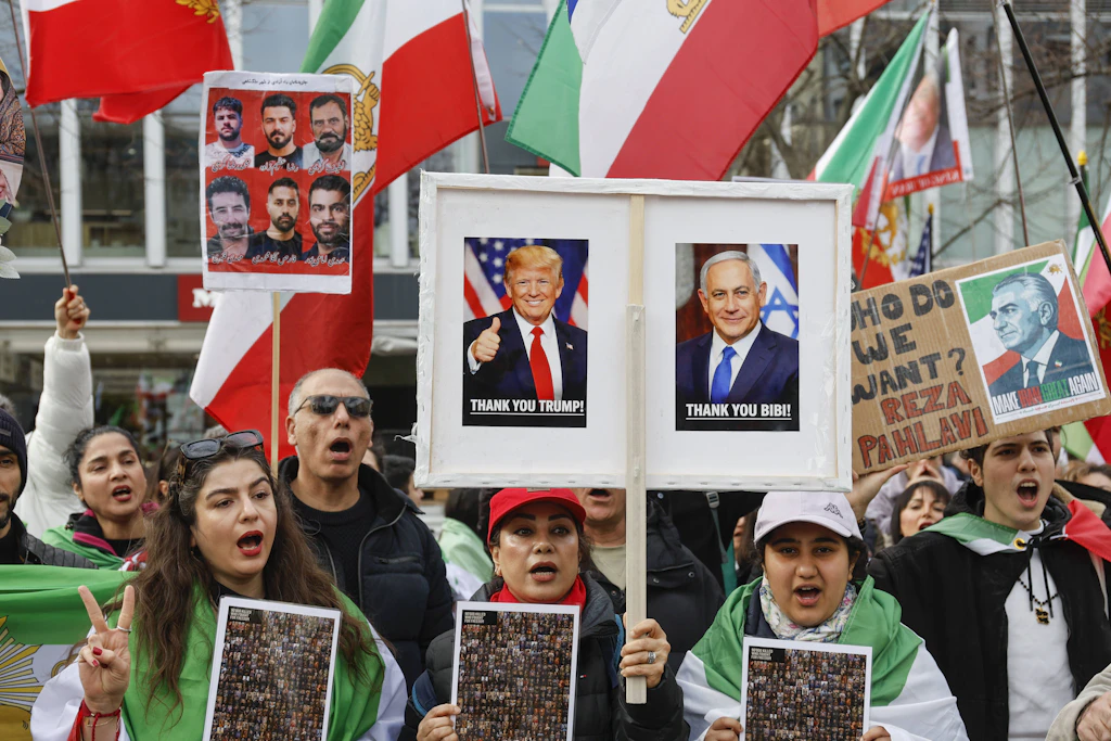 Iranische Regierungsgegner demonstrieren im März 2026 in Berlin mit Dankesplakaten für Donald Trump und Benjamin Netanjahu.