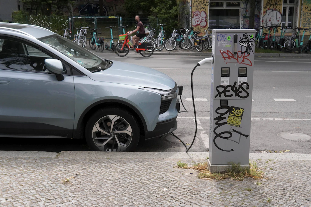 E-Auto an einer Ladesäule in der Schlesischen Straße in Kreuzberg: Auch bei Elektroautos wird der Tacho zunehmend manipuliert.
