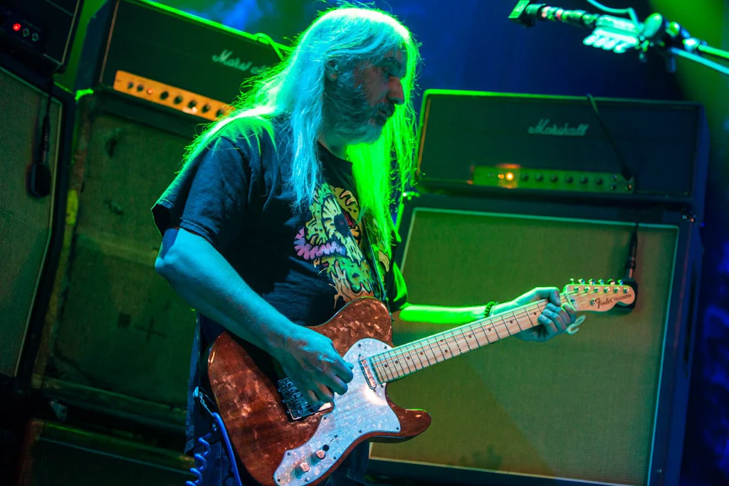 J Masics spielt Gitarre bei einem Auftritt im Jahr 2016.