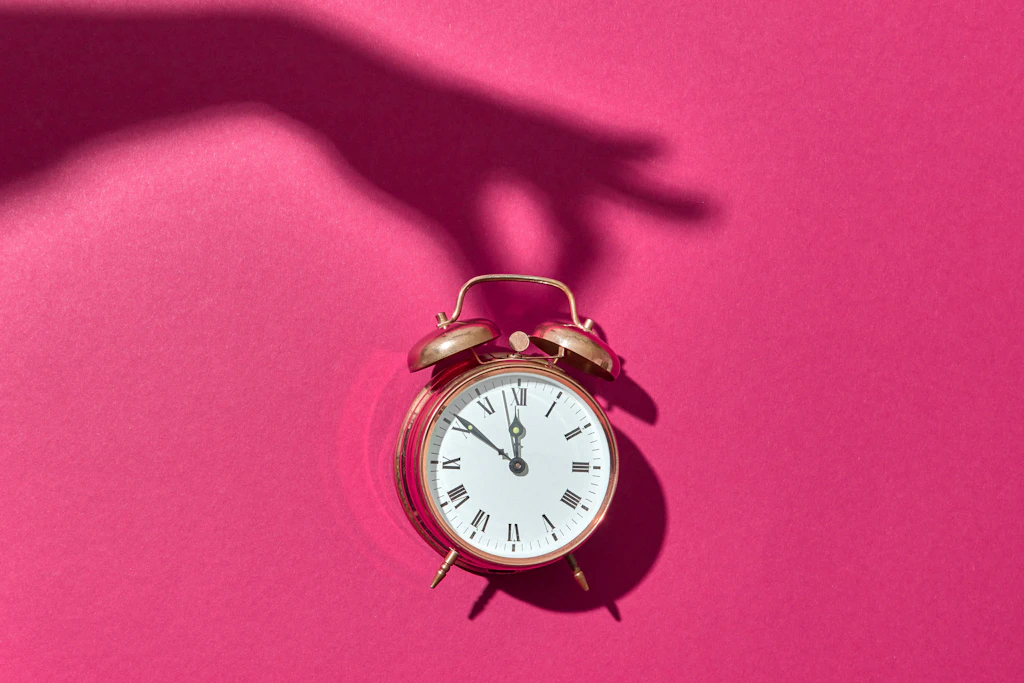Wer hat da an der Uhr gedreht? Angriff aus Russland oder eine Verschwörung der KI?