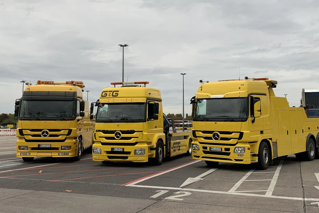 Die Abschleppautos der BVG stehen bereit.