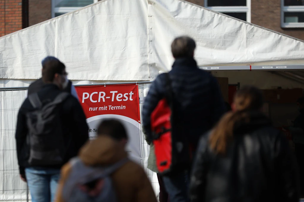 Corona-Testcenter öffnen während der Pandemie selbst in Zelten. Beim Millionen-Geschäft mit PCR-Tests wurde auch betrogen.
