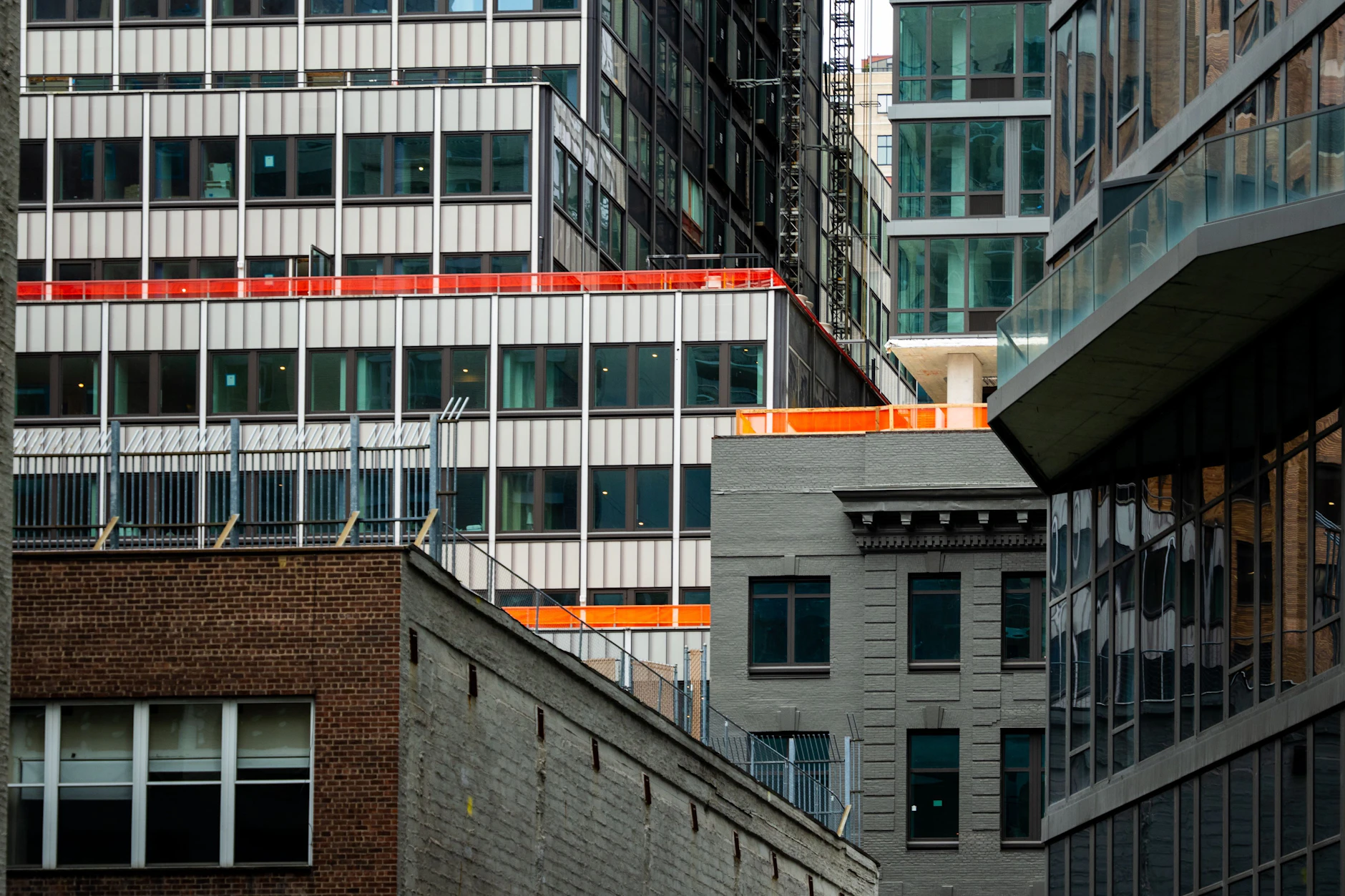 Blick auf das Gebäude in der East 42nd Street 235, nachdem Gebäude in der Umgebung wegen Einsturzgefahr evakuiert worden waren.