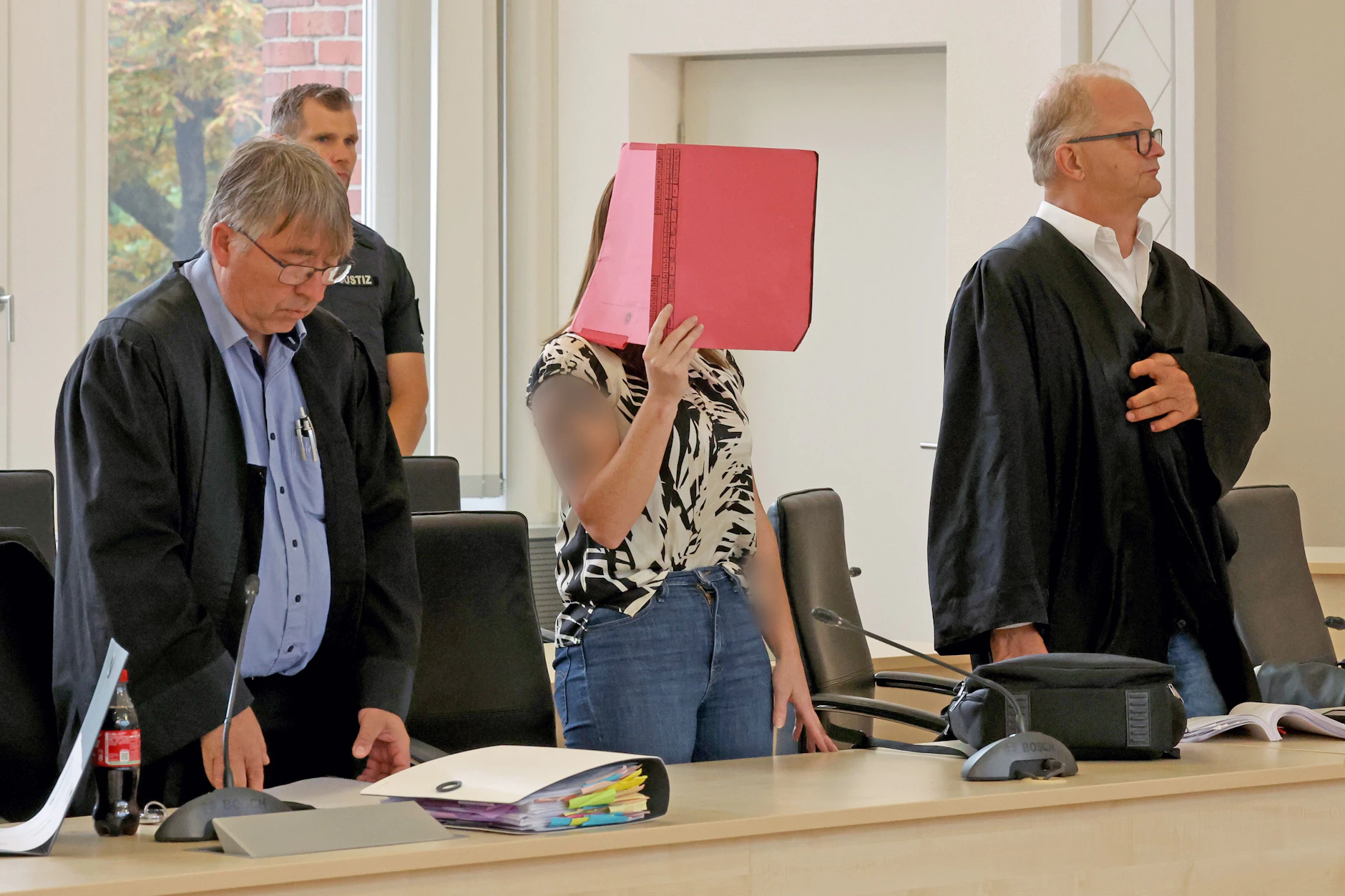 Die Angeklagte Gina H. mit ihren Anwälten vor Gericht. Ihr wird vorgeworfen, den kleinen Fabian aus Güstrow getötet zu haben.