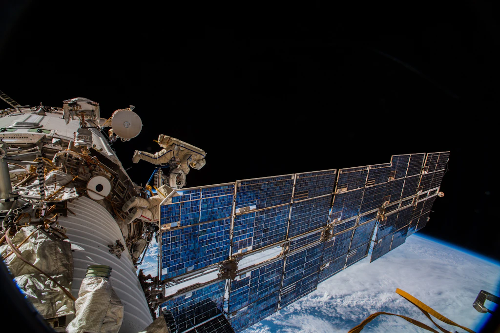 Heftige Sonnenstürme und andere solare Aktivitäten strahlen mit enormer Wucht ins All und können empfindliche Satelliten beschädigen.