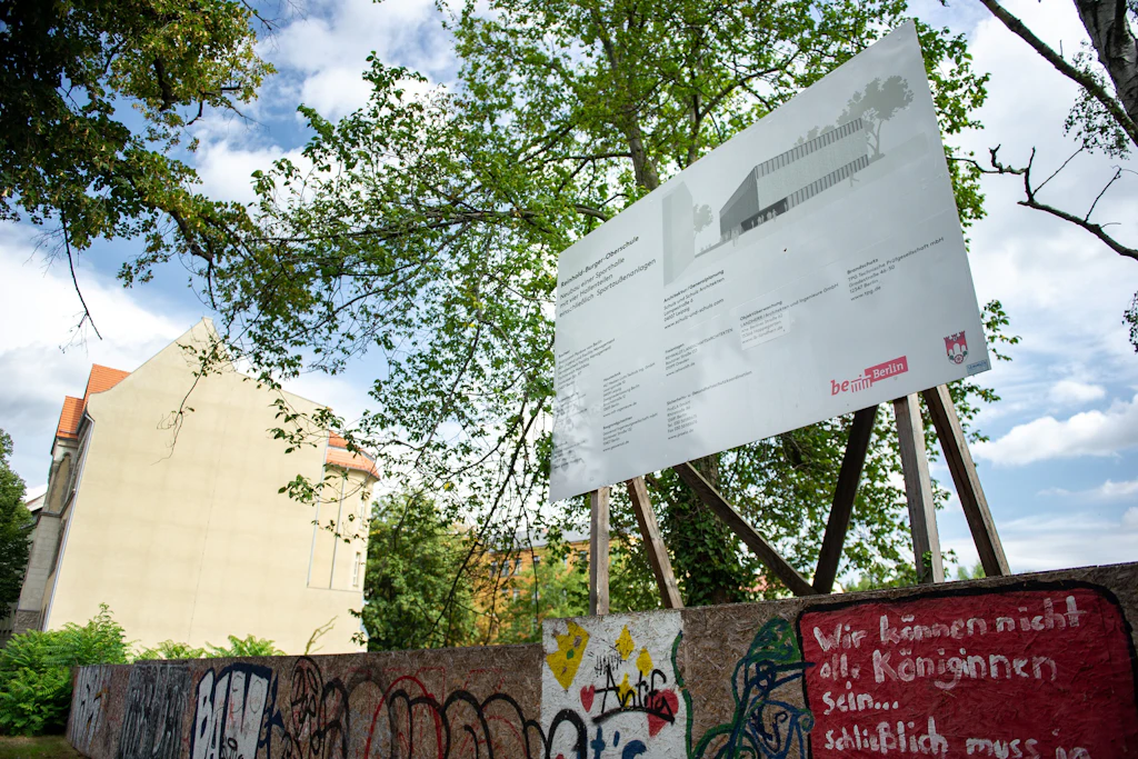 Die ewige Baustelle neben der Reinhold-Burger-Schule in Pankow soll endlich beendet werden.