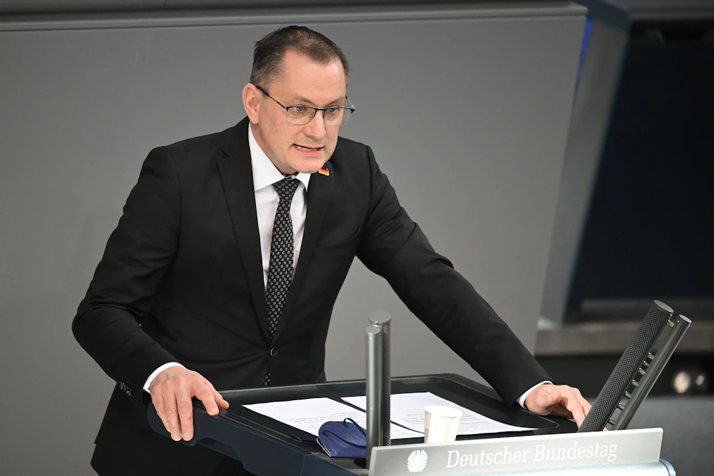 Chrupalla nennt Pistorius „Kriegsminister“: Scharfe Kritik an Ukraine-Politik