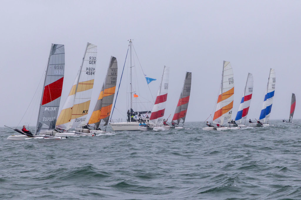Die Topcat-Sportkatamarane beim Start bei der 88. Warnemünder Woche.