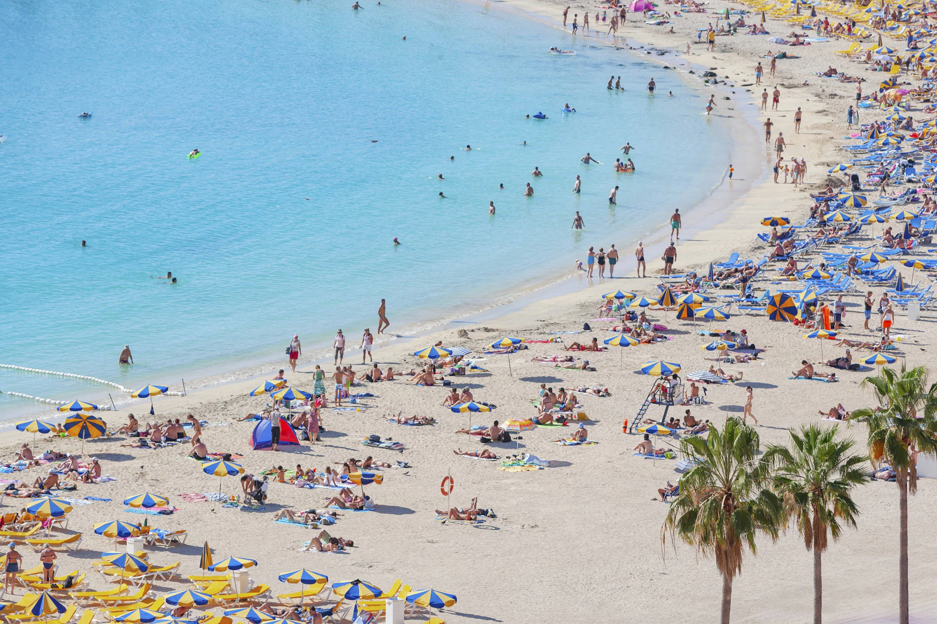 Volle Sonnenschirm-Reihen, kaum ein freier Fleck: An beliebten Urlaubsstränden wird der Andrang zum Problem.