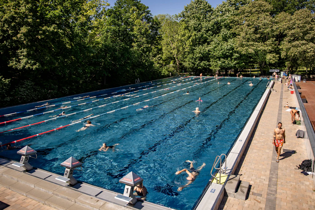 Bahnenschwimmen im Sommerbad Kreuzberg: Solche Anlagen fehlen in mehreren Berliner Bezirken. Am Kienberg ist der Neubau jetzt gesichert.