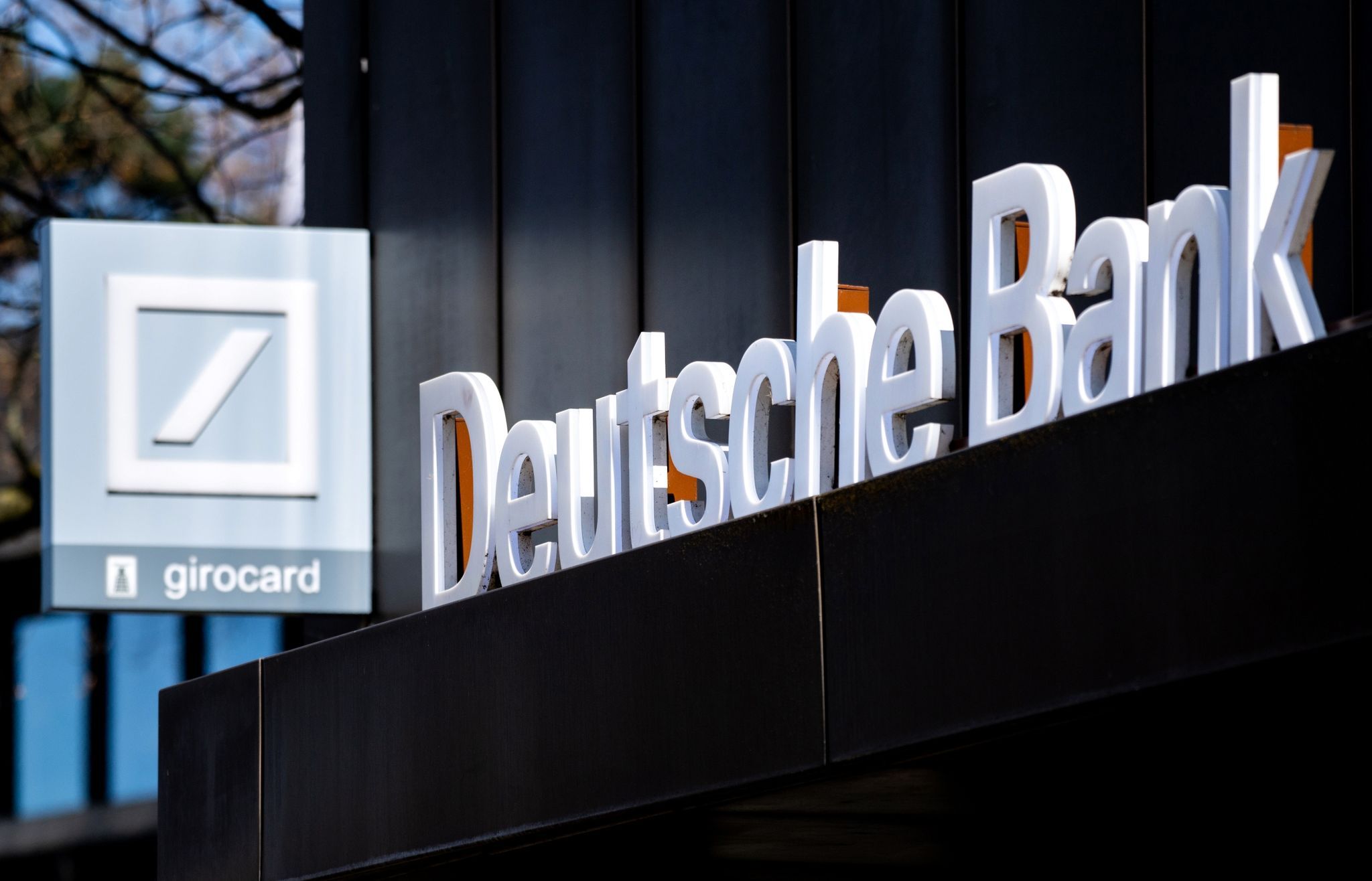 Bericht: Deutsche-Bank-Razzia richtet sich gegen Postbank-Geschäfte