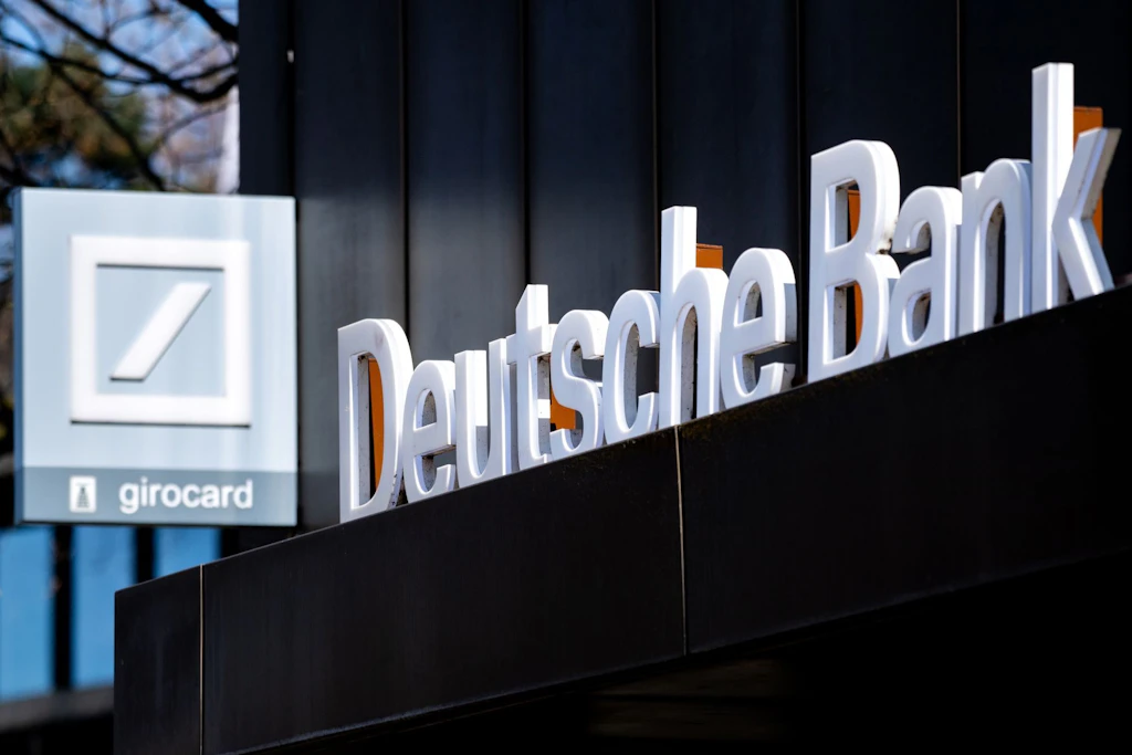 Das Logo der Deutschen Bank an einer Filiale (Symbolbild)