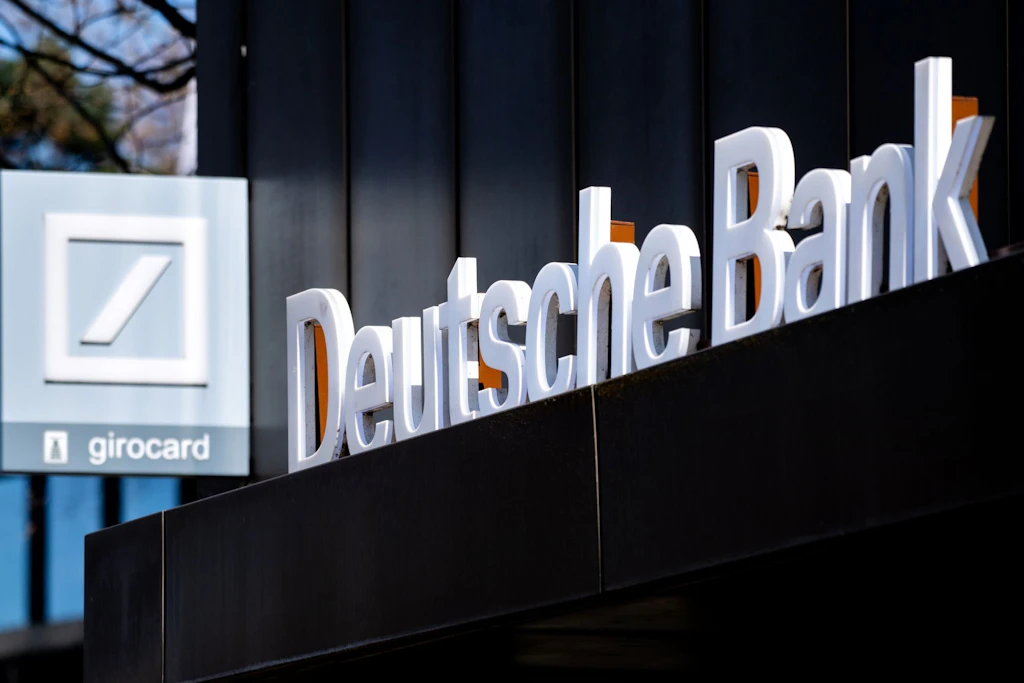 Das Logo der Deutschen Bank an einer Filiale (Symbolbild)