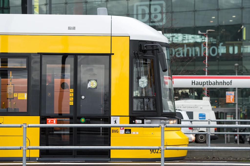 Eine Straßenbahn der BVG hält am Hauptbahnhof. Hier kann man in DB-Züge und die S-Bahn umsteigen. VBB-Tickets gelten auch dort.