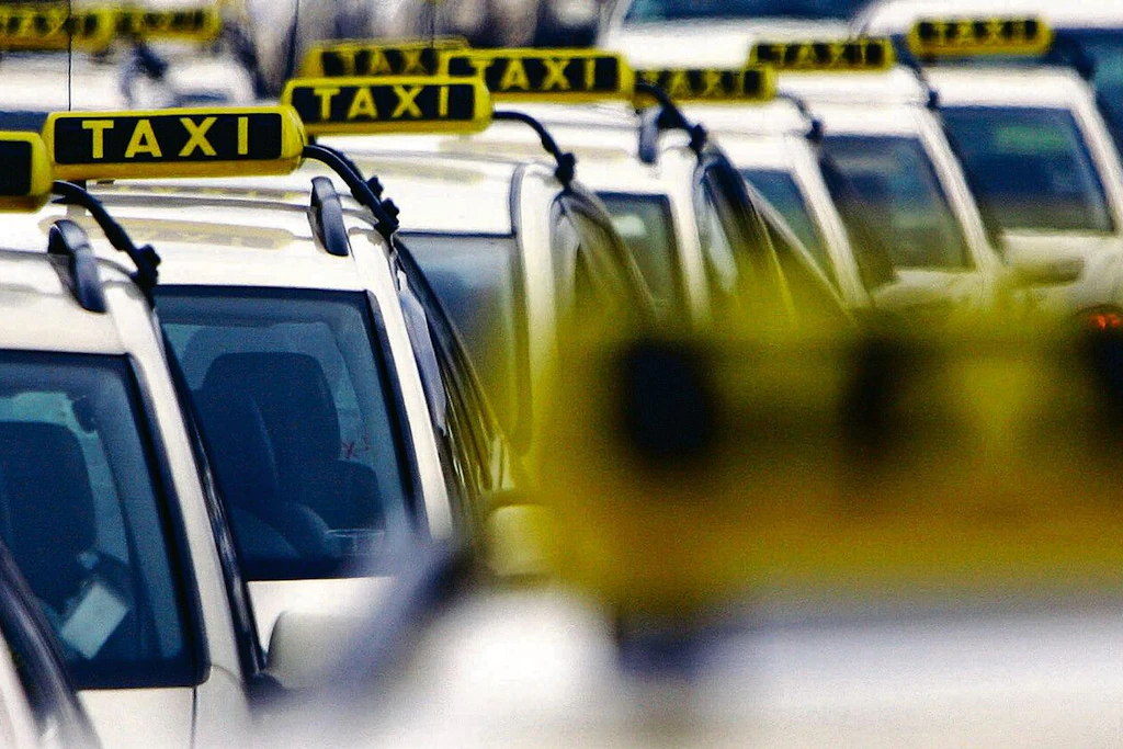 Taxis warten in Berlin auf Fahrgäste. Viele Taxibetreiber arbeiten mit Plattformbetreibern wie Bolt zusammen.