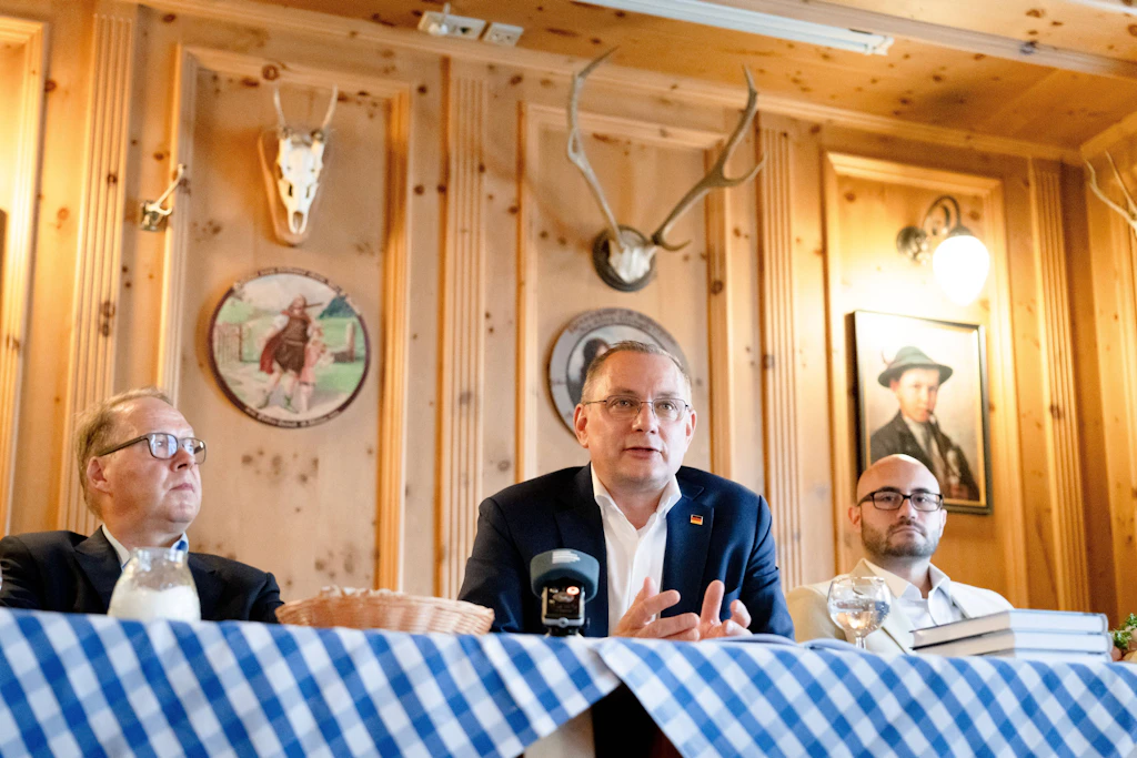 Tino Chrupalla (AfD) stellte am Dienstag sein Buch vor.
