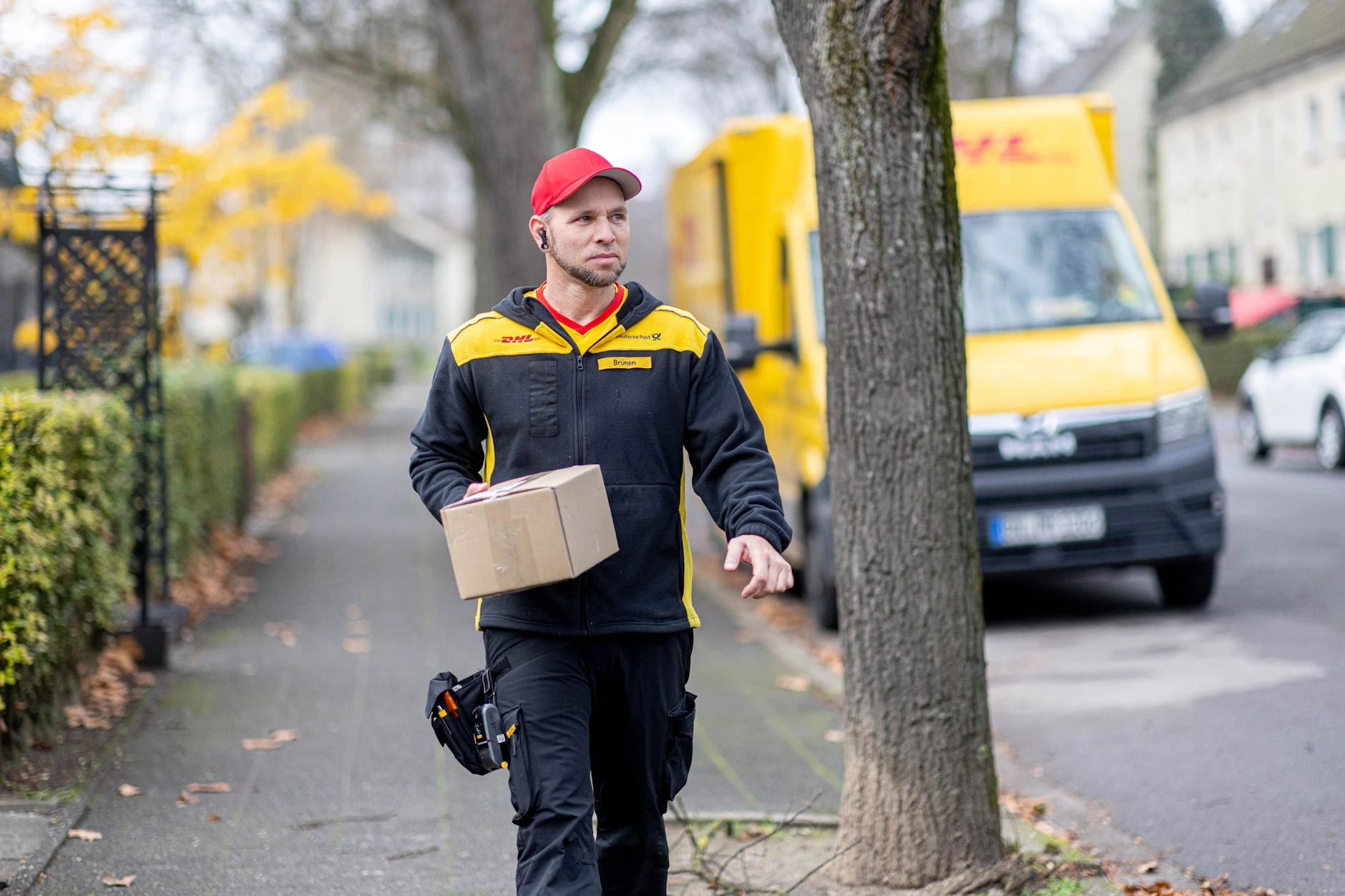 DHL erleichtert seinen Kunden ab Ende Juli den Bezahlvorgang an der Haustür. (Symbolbild)
