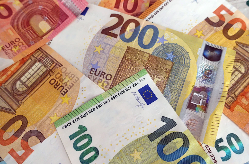 Eisvogel oder Kaja Kallas? Die bizarre Debatte um die neuen Euro-Scheine