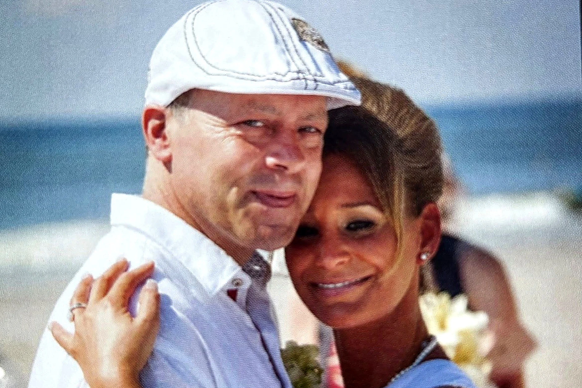 Katarina und Karsten strahlen glücklich als frisch getrautetes Ehepaar.