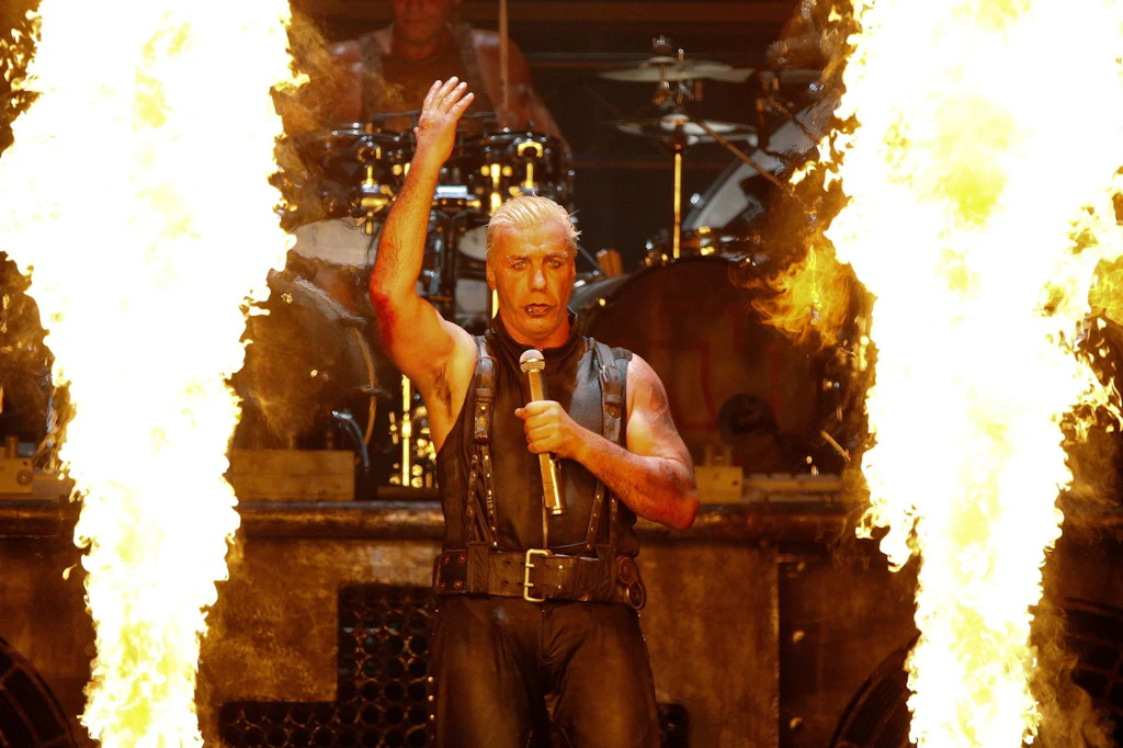 Till Lindemann, Sänger der Band Rammstein, live auf der Bühne (Archivbild): Erscheinen bald schon neue Rammstein-Live-Aufnahmen aus Mexiko-Stadt? FSK-Daten sprechen klar dafür.