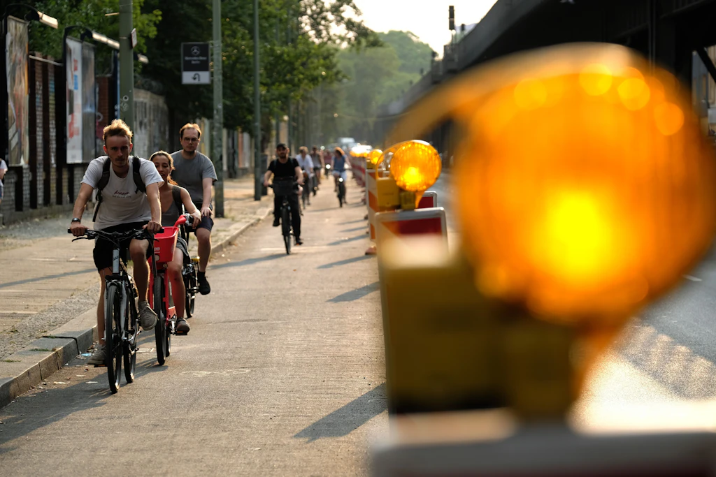 Radfahrer in Berlin: Der Anteil der Wege, die mit dem Rad zurückgelegt werden, ist bis 2023 auf 18 Prozent gestiegen. Der Anteil an den zurückgelegten Kilometern wuchs auf 13 Prozent.