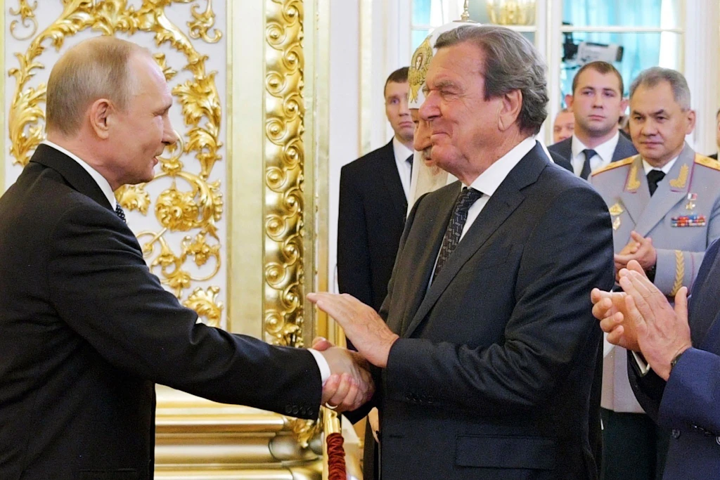 Ex-Kanzler Gerhard Schröder gratuliert im Mai 2018 Wladimir Putin zu dessen Wiederwahl als Präsident von Russland. (Symbolbild)