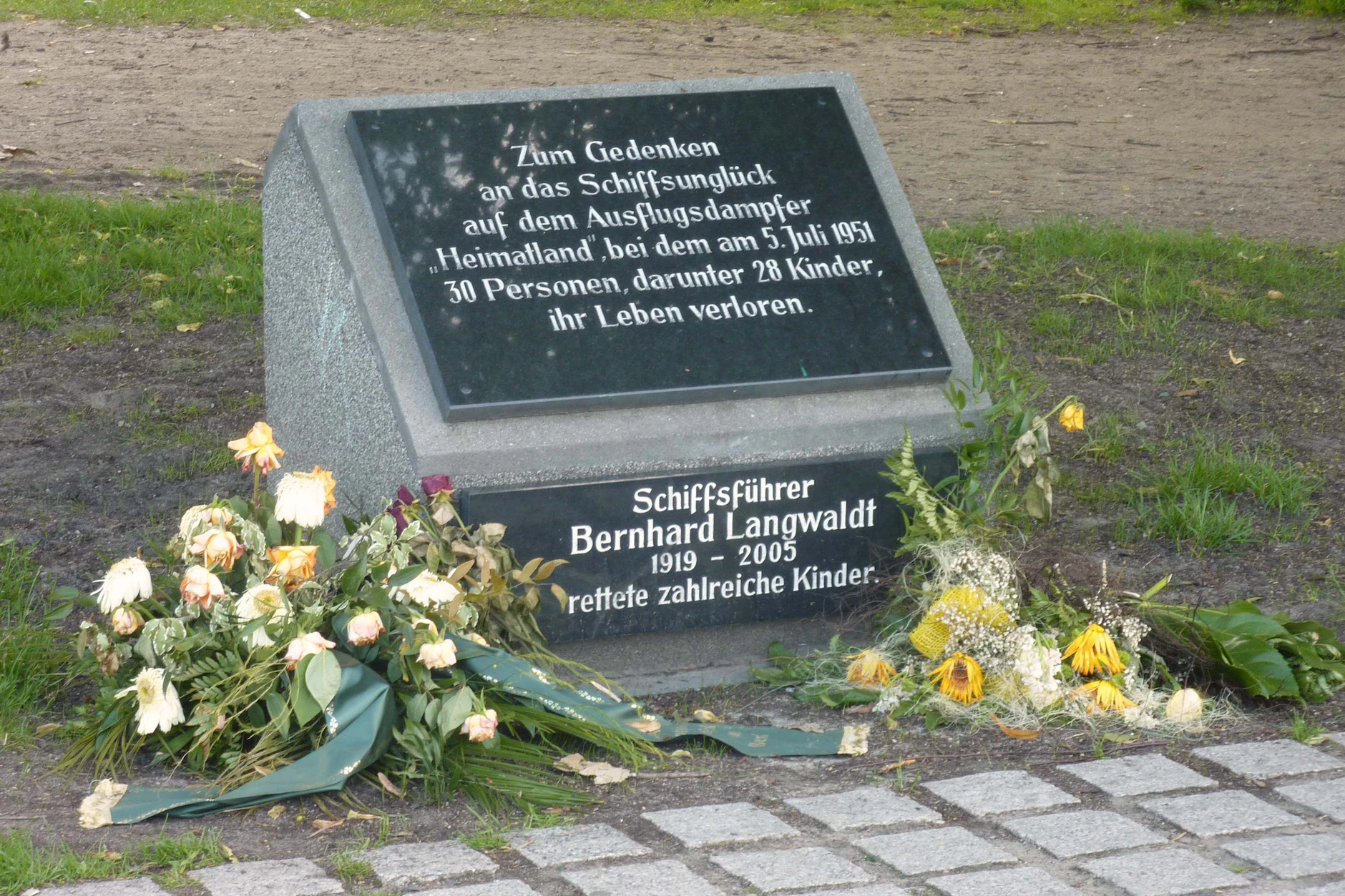 Noch heute erinnert ein Gedenkstein im Treptower Hafen an die furchtbare Tragödie von 1951. Zahlreiche Kinder kamen ums Leben, als die Fähre Heimatland ausbrannte.