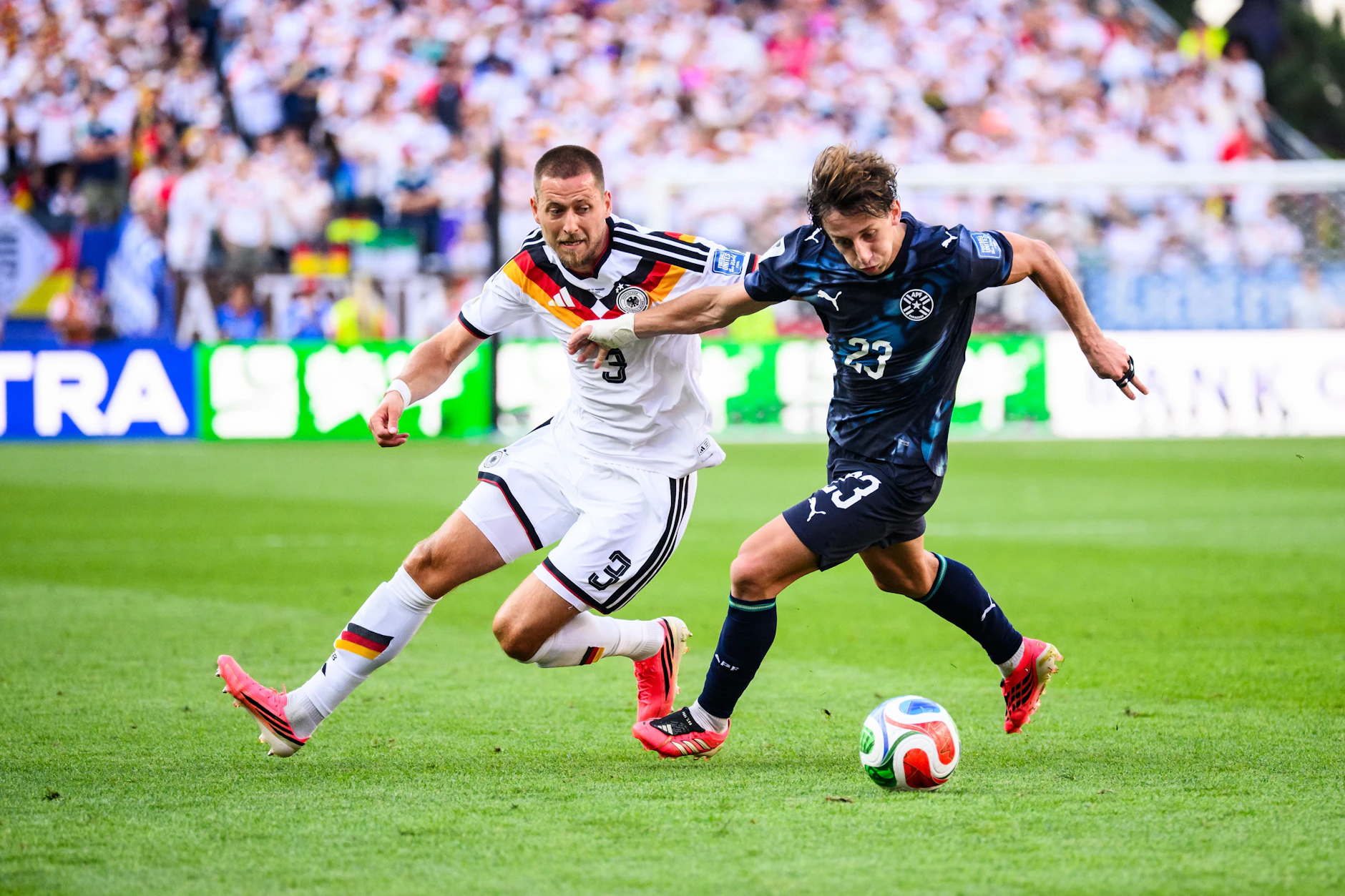 Waldemar Anton (l.) im letzten WM-Spiel gegen Paraguays Matias Galarza. Den Abwehrspieler gibt es auch als Playmobil-Figur.