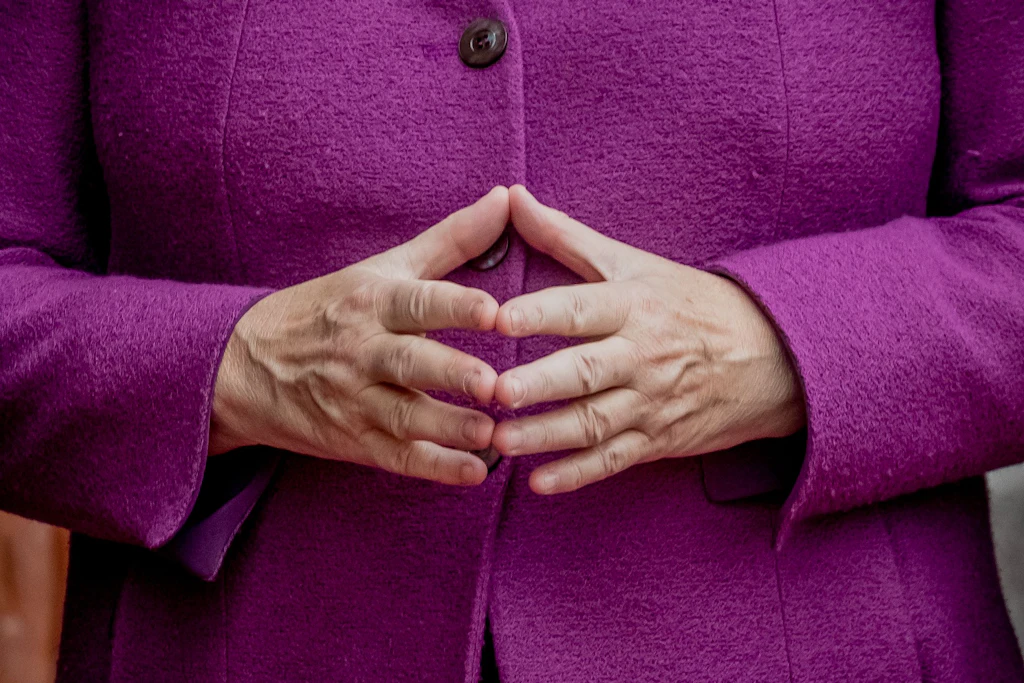 Angela Merkel mit ihrer typischen Raute: Ostdeutsche bleiben in politischen Spitzenpositionen unterrepräsentiert.