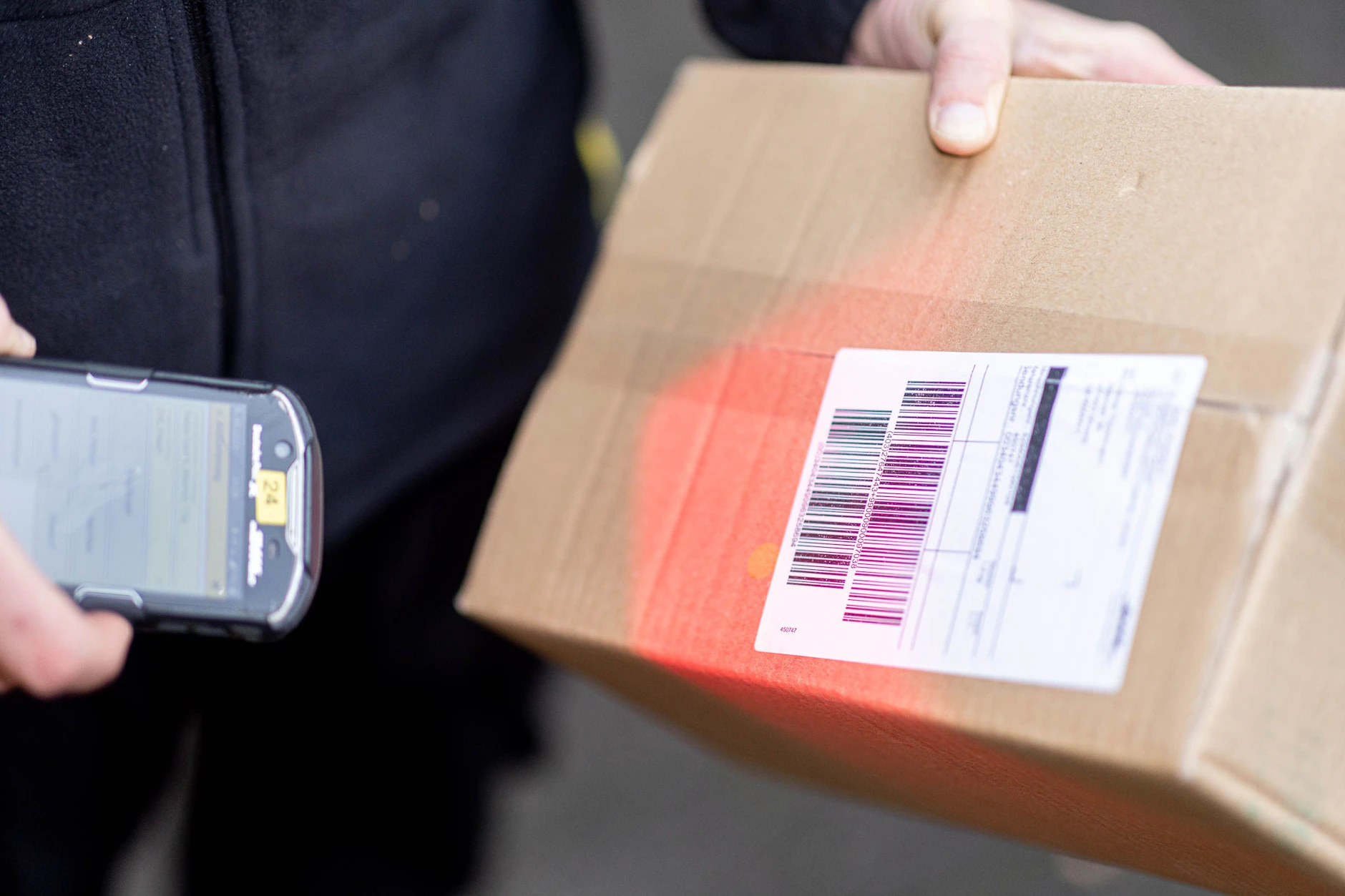Wer für ein Paket noch Gebühren zahlen muss, kann das an der Haustür künftig auch ganz einfach via Kartenzahlung tun.