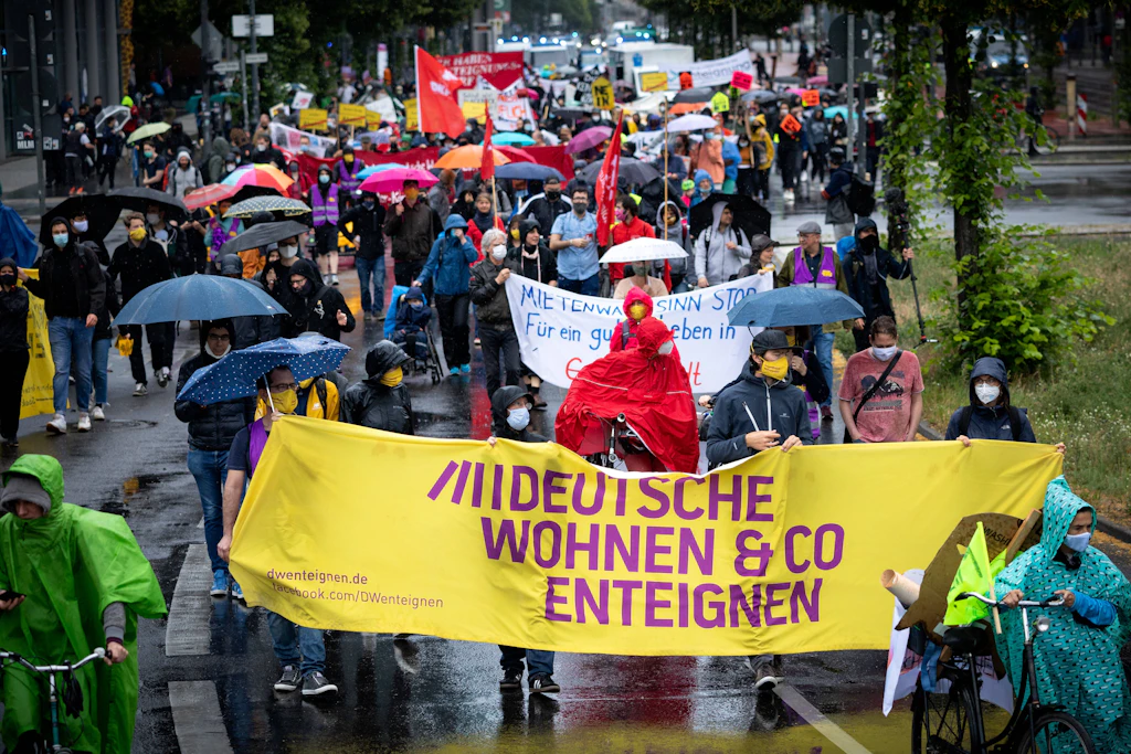 Die Initiative „Deutsche Wohnen & Co enteignen“ fordert die Vergesellschaftung großer Wohnungsbestände. Das IW Köln warnt vor Milliardenkosten für Berlin.