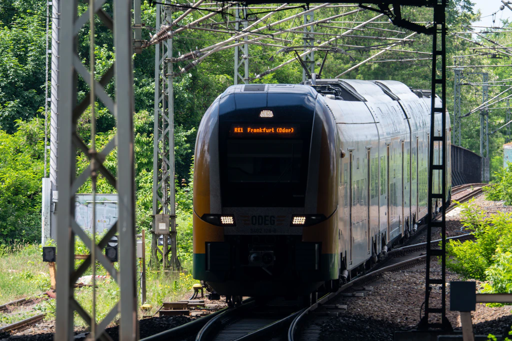 Der Regionalexpress RE1 mit Fahrtziel Frankfurt (Oder) fährt in den Potsdamer Hauptbahnhof ein.