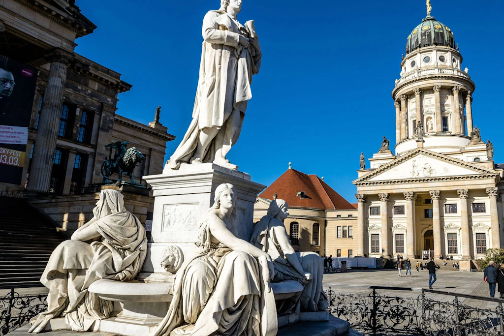 Diesen Ort kennen viele: den Schillerbrunnen mit französischem Dom in Berlin-Mitte. Es gibt aber noch einige Geheimtipps.