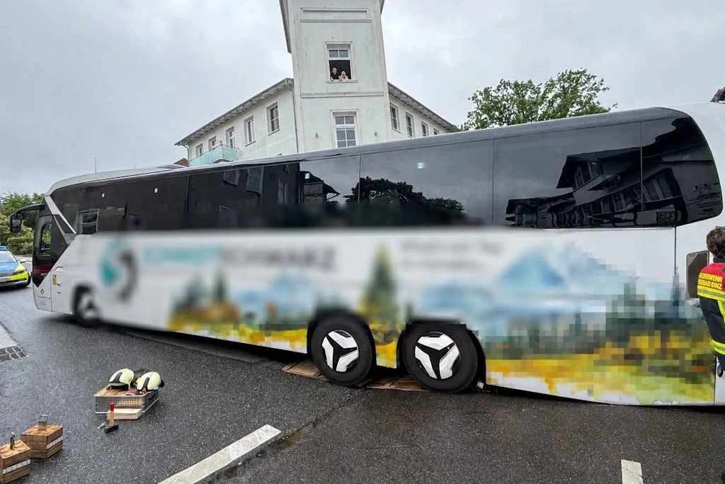 Der Reisebus blockierte stundenlang die Straße.