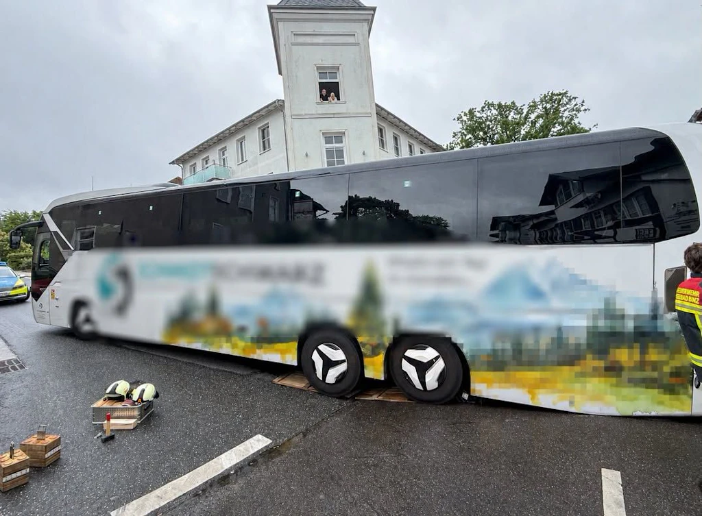 Reisebus muss in Binz auf Rügen befreit werden – Steckte stundenlang fest