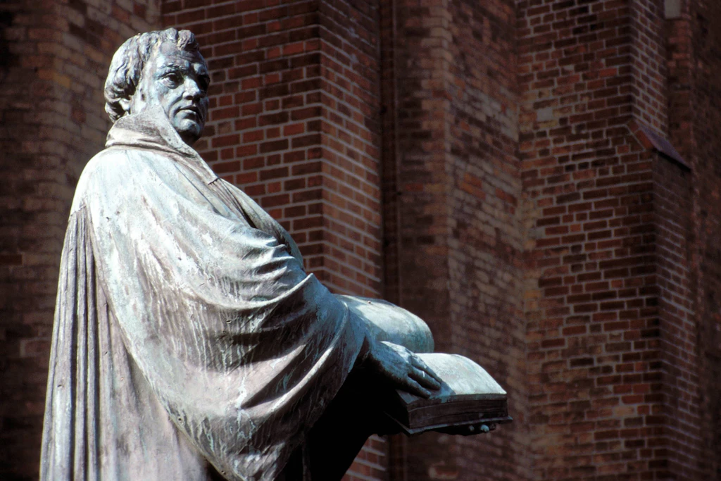 Das Lutherdenkmal an der Marienkirche in Berlin-Mitte: Die Bronzefigur von 1895 soll restauriert werden und einen neuen Natursteinsockel erhalten.