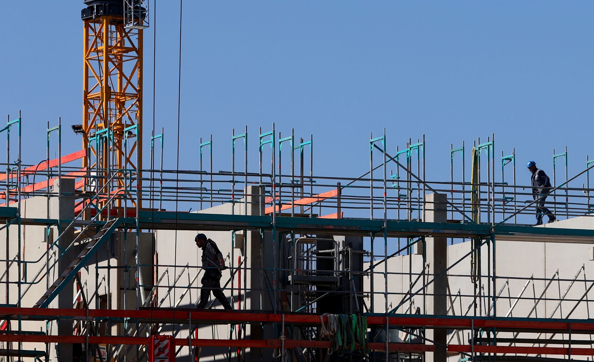 „Aufschwung auf schmalem Fundament“: Institute heben Konjunkturprognose für Deutschland an