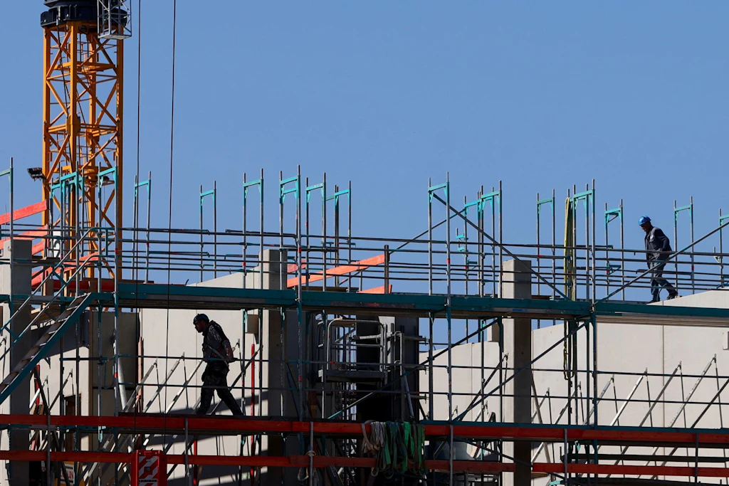 „Aufschwung auf schmalem Fundament“: Institute heben Konjunkturprognose für Deutschland an