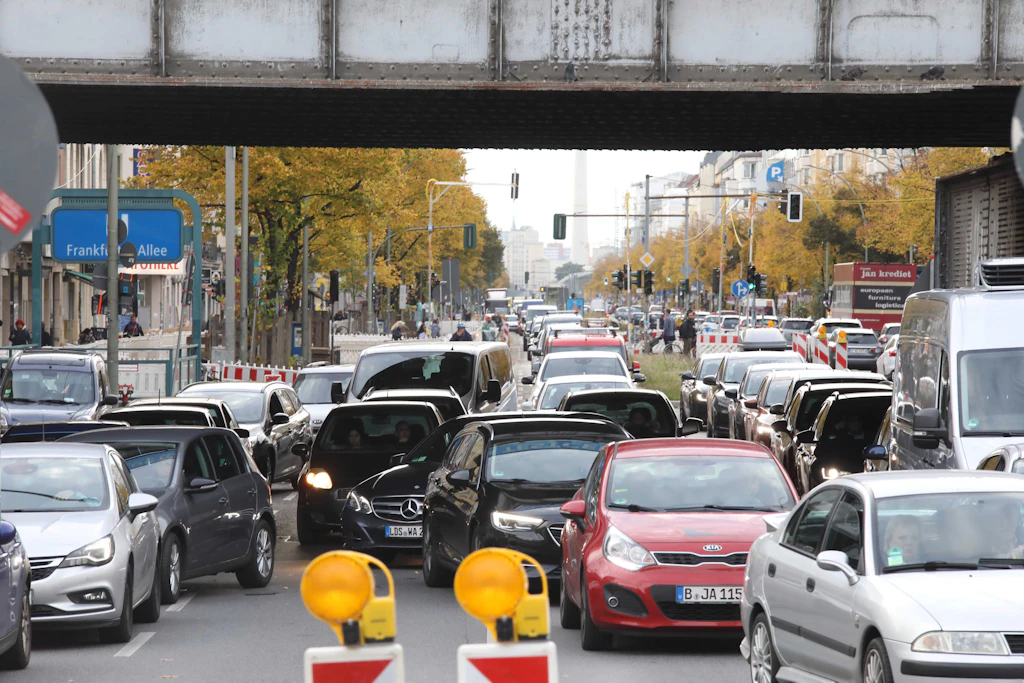 Aufgrund von Bauarbeiten wegen eines Wasserrohrbruchs wird die Frankfurter Alle in den Sommerferien nur einspurig befahrbar sein. 
