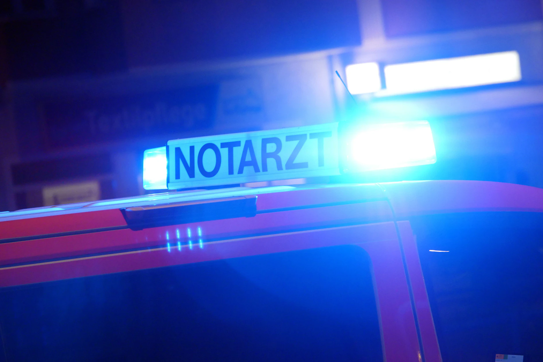 Eine 26-jährige Mutter wurde von einem Zug erfasst und getötet. Ihr Kind konnte sie retten.