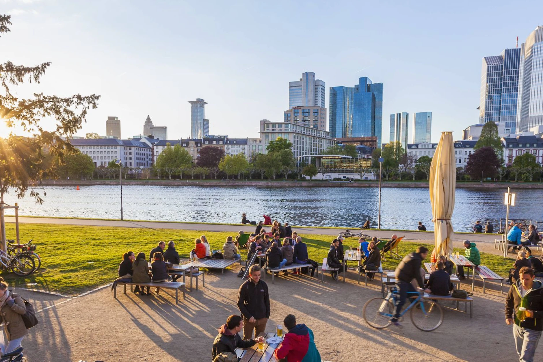 Zum Wochenende hin soll es in Deutschland etwas kühler werden. Aber immer noch sommerlich genug, um draußen zu sitzen.