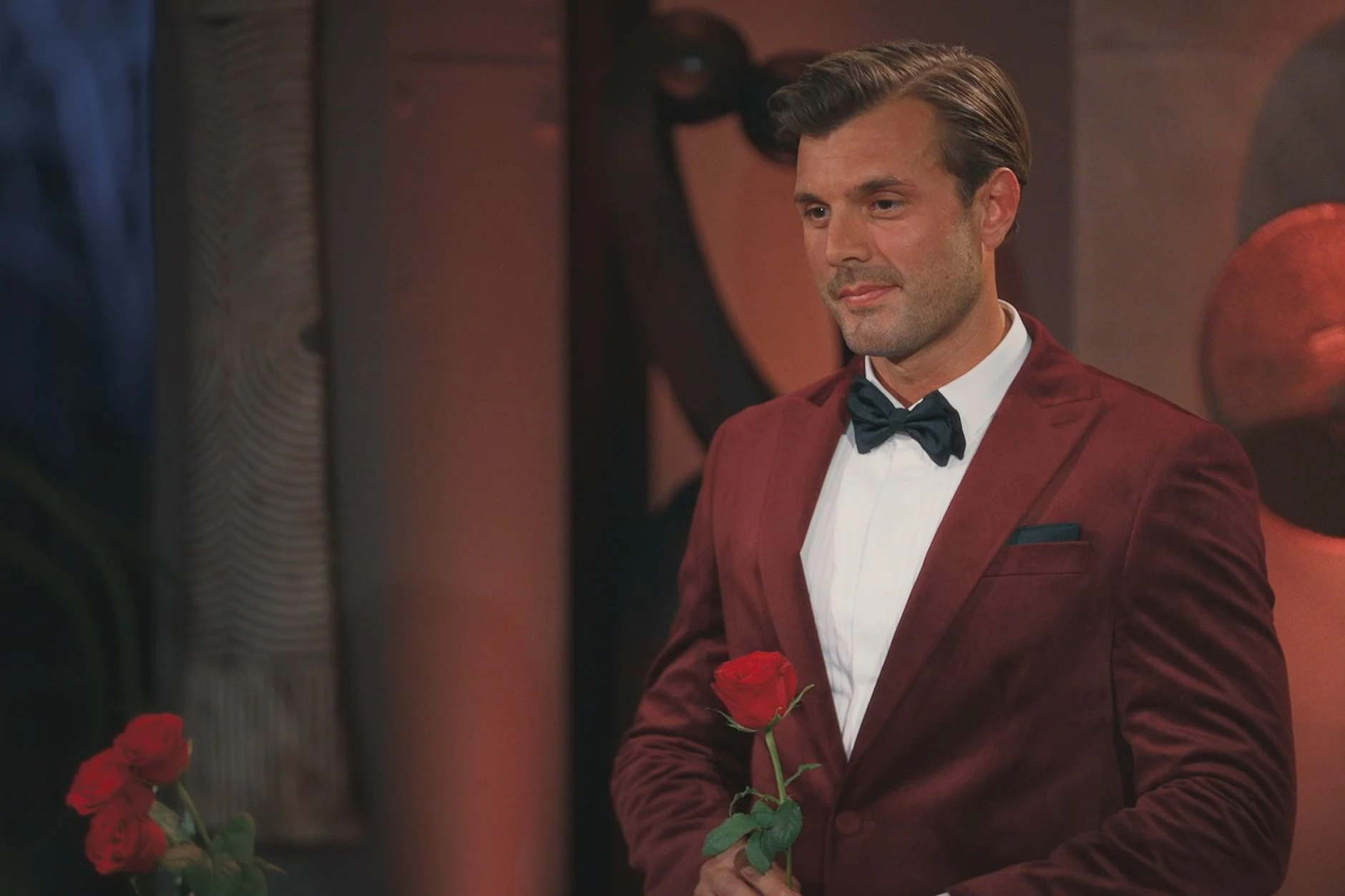 Bachelor Tim vergibt seine letzte Rose.