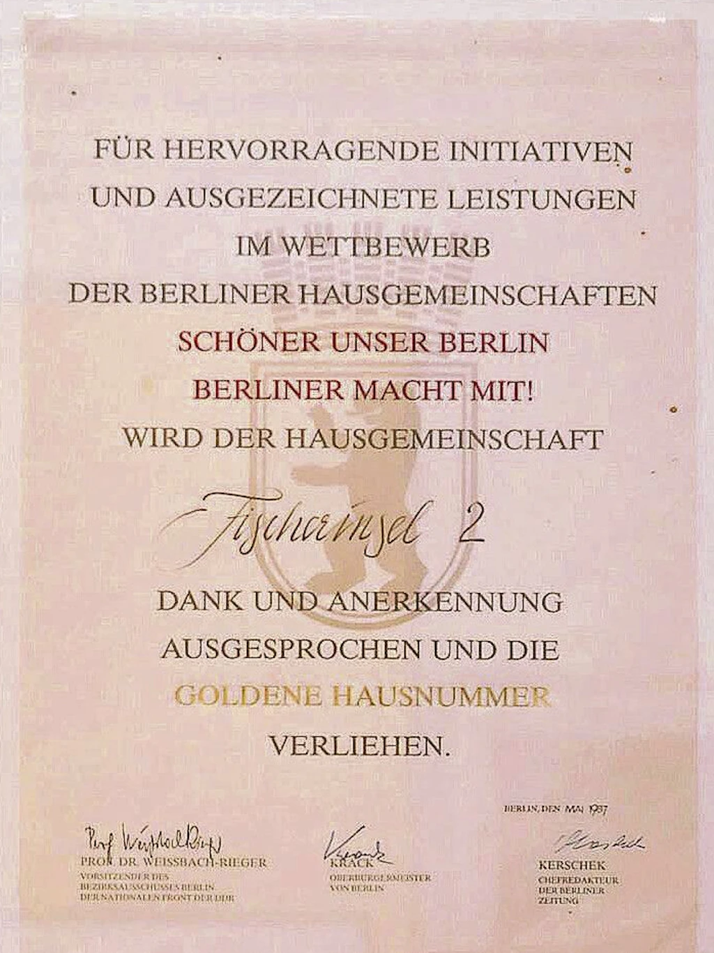 Urkunde zur oben gezeigten Goldenen Hausnummer, ausgestellt 2019 im Ephraimpalais in der Ausstellung „Halbe Hauptstadt Ostberlin“. Rechts unten die Unterschrift des Chefredakteurs der Berliner Zeitung, die seinerzeit als „kollektiver Organisator“ der Aktion wirkte.
