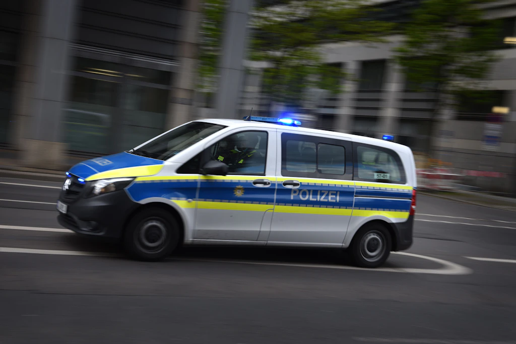 Die Polizei eskortiert einen werdenden Vater zur Klinik in Lübben (Archivbild).