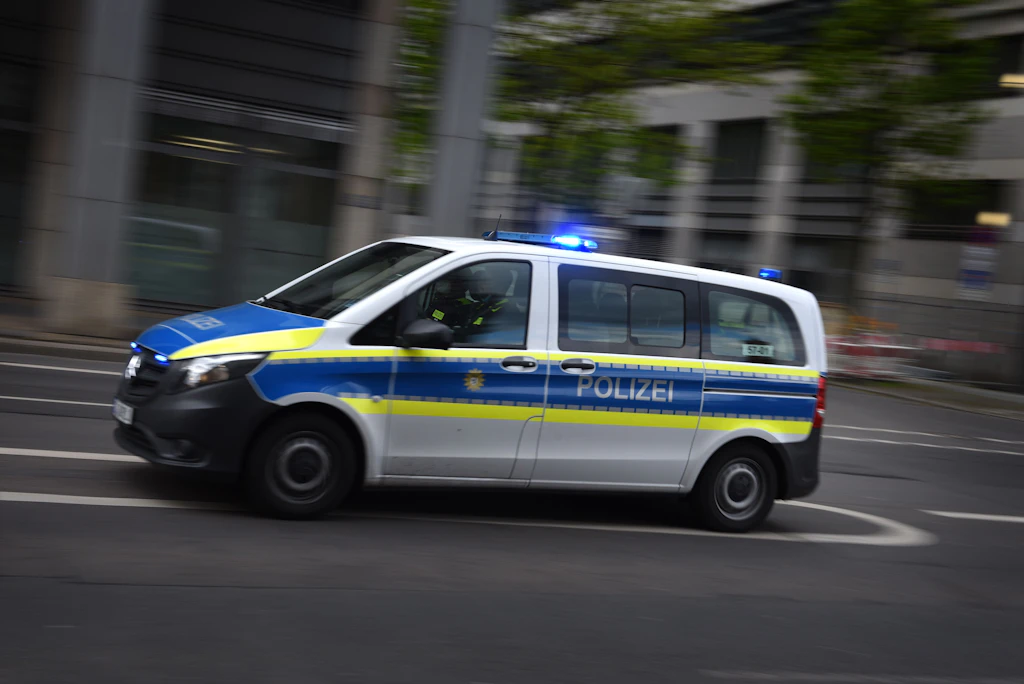 Polizei stoppt Raser auf A13 – und begleitet ihn mit Blaulicht zur Geburtsklinik